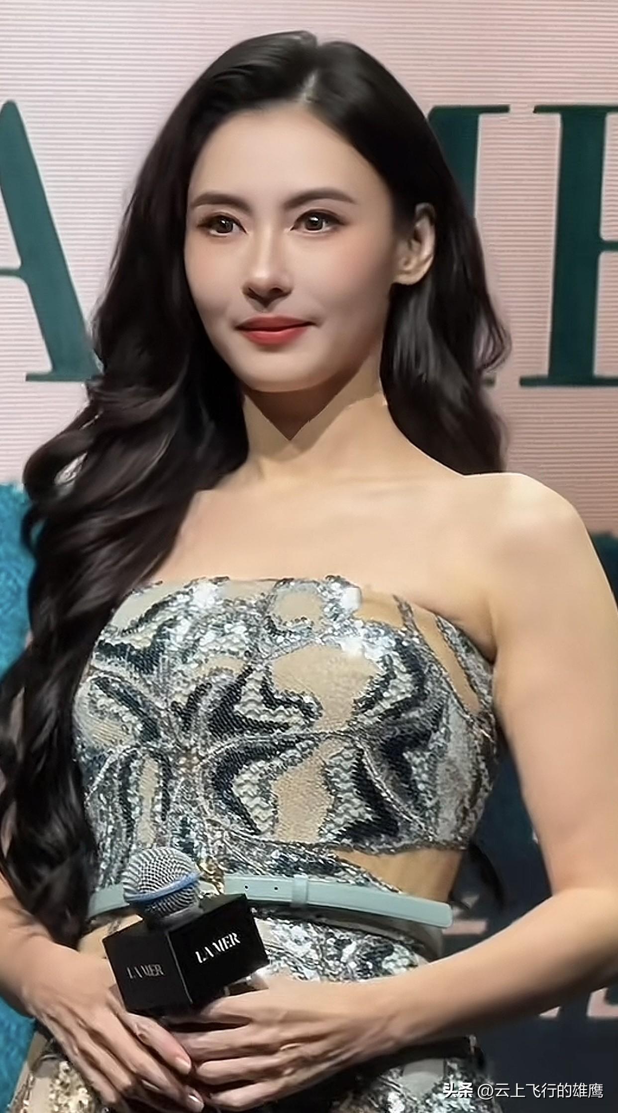 张柏芝复出这事儿，真叫人有点唏嘘。
颜值还是能打，妥妥的“老天赏饭”级别，可如今