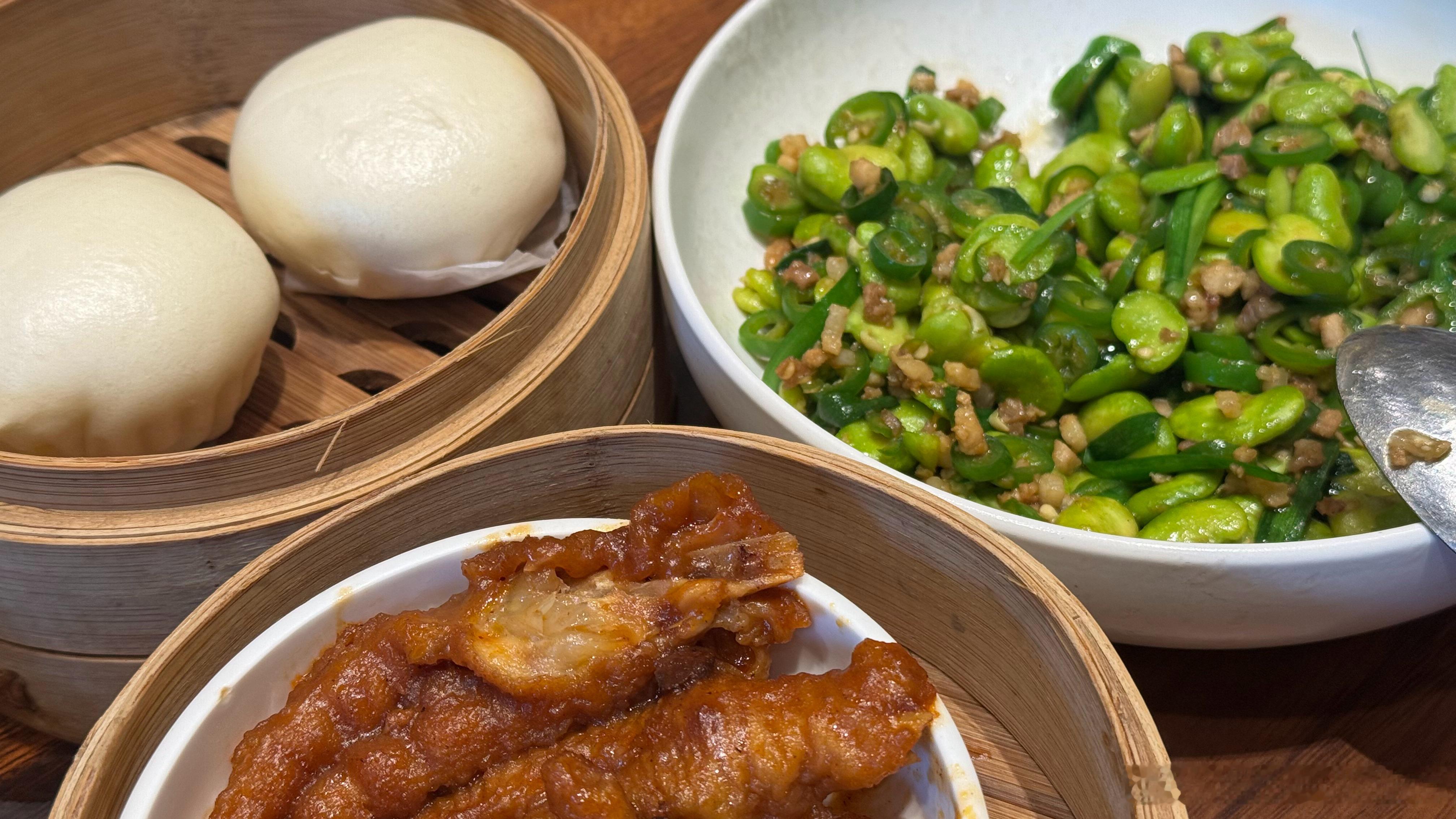 很喜欢金鼎轩的流沙包 上大学每周都要吃当时还有婴儿肥，上镜要减肥 饿一天去吃俩 