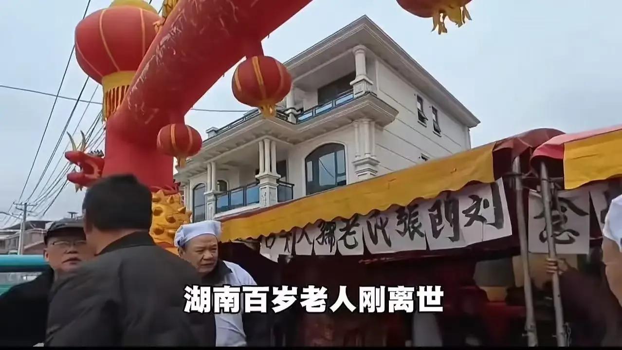 两名美国小哥骑摩托车旅游，竟然误把农村的“白事宴席”当成了农家乐餐厅，还打算进去