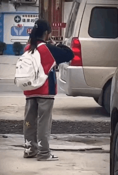 现在的女孩是怎么了？穿着校服背着书包小烟一叼很社会的样子，这辈子不毁了吗。
作为
