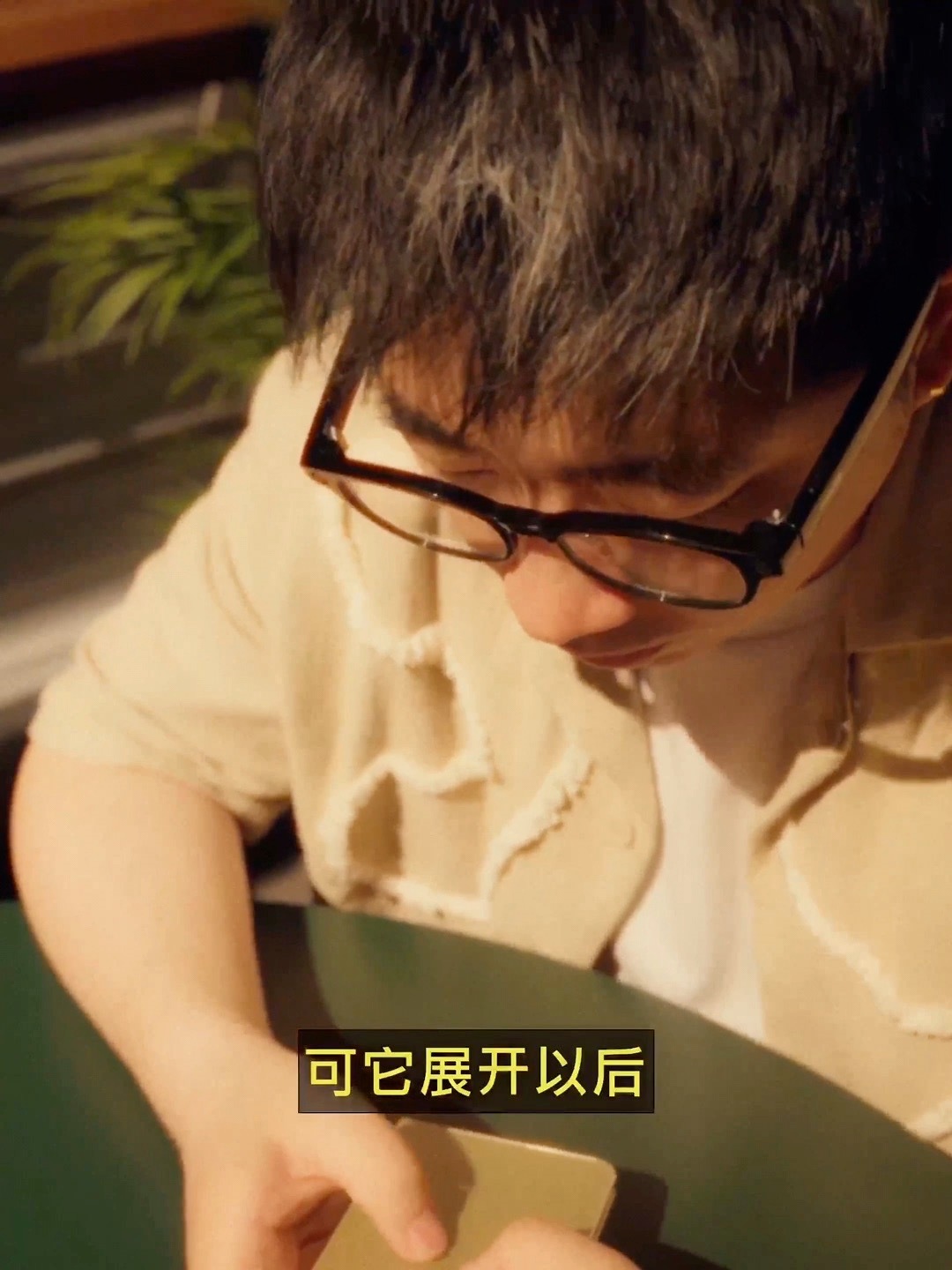 认真用手机居然违规了本来点开以为是搞笑小短片，万万没想到居然是手机宣传片😂真的