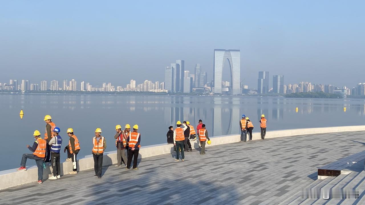 五一节一大早，装饰中环幕墙的师傅们，都集中到苏州之眼、飞翔雕塑下，隔湖眺望一下东