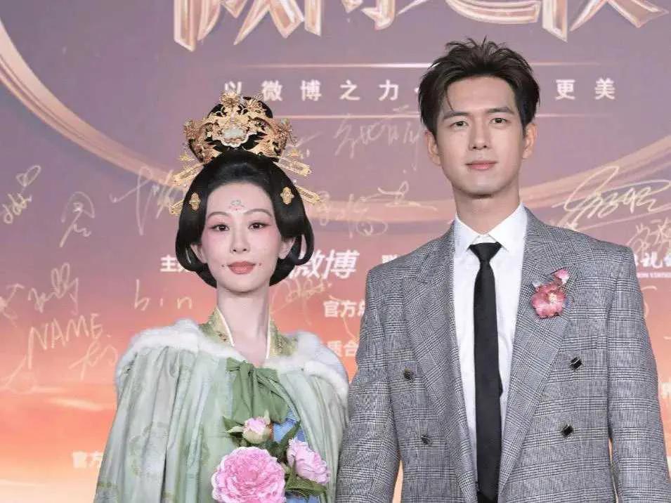 娱乐圈CP甜蜜官宣，假戏真做爱意浓

娱乐圈又爆甜蜜喜讯！一对备受瞩目的CP假戏