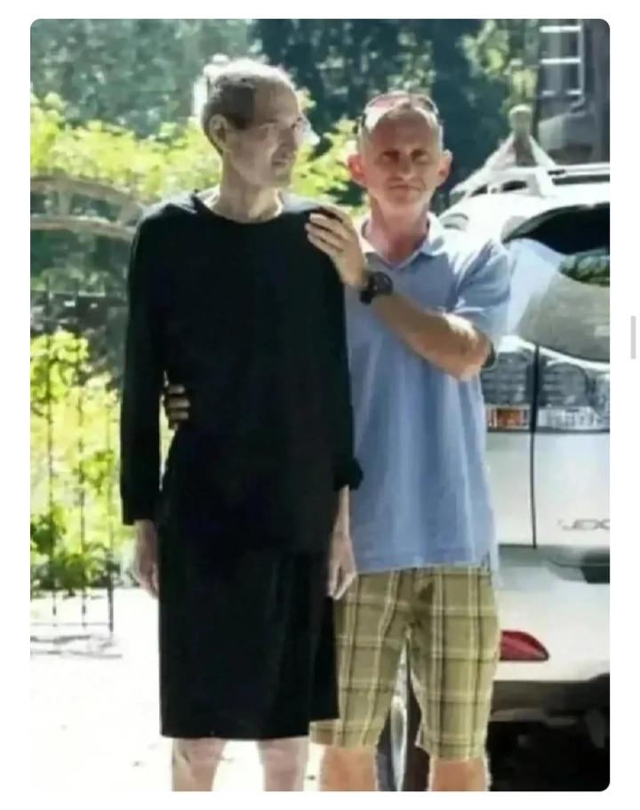 亿万富翁乔布斯留在世间的最后影像！
     乔布斯是苹果公司的创始人，富可敌国