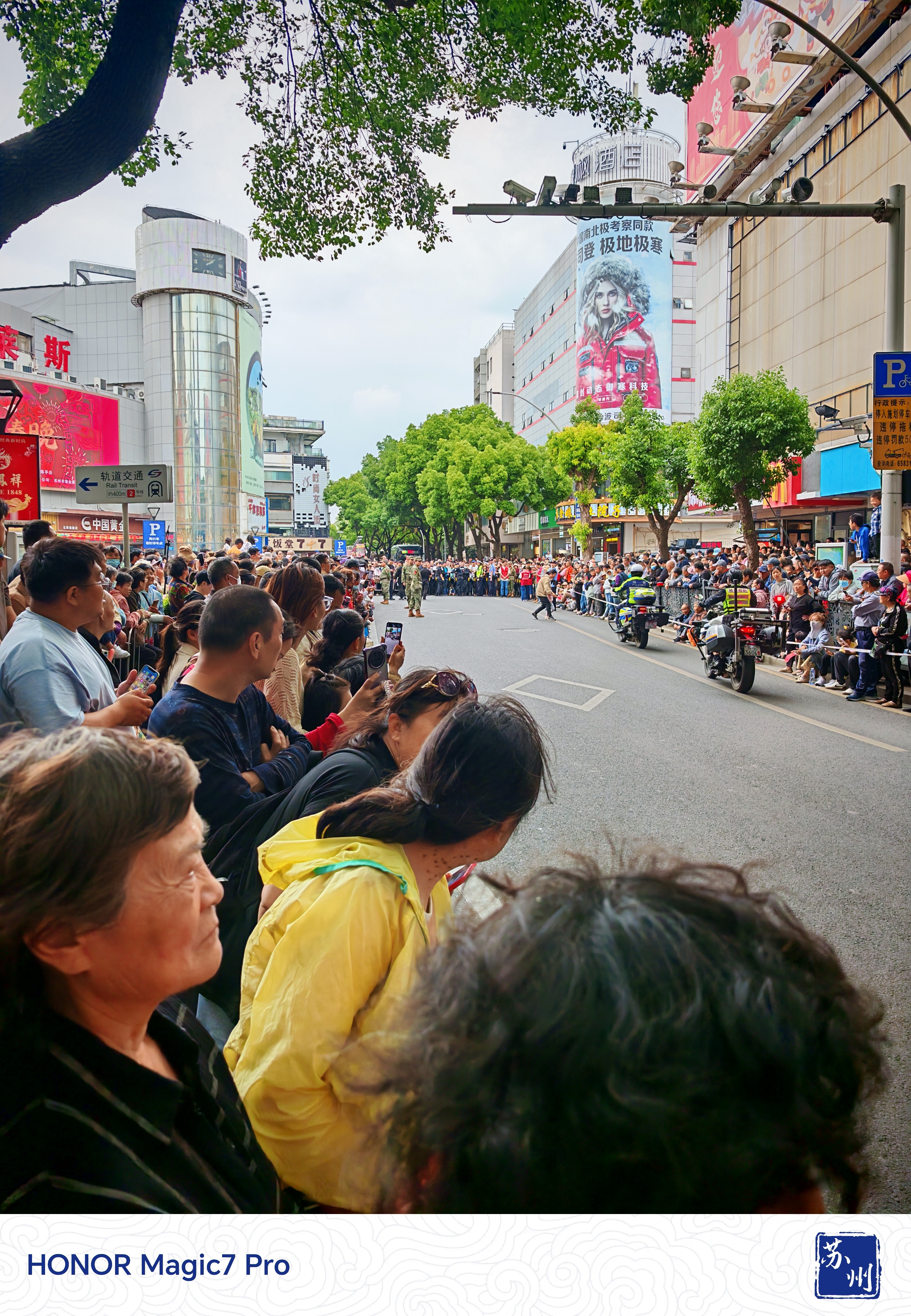 逛街给孩子买鞋子，结果遇到轧神仙活动封路，这人山人海的…… ​​​