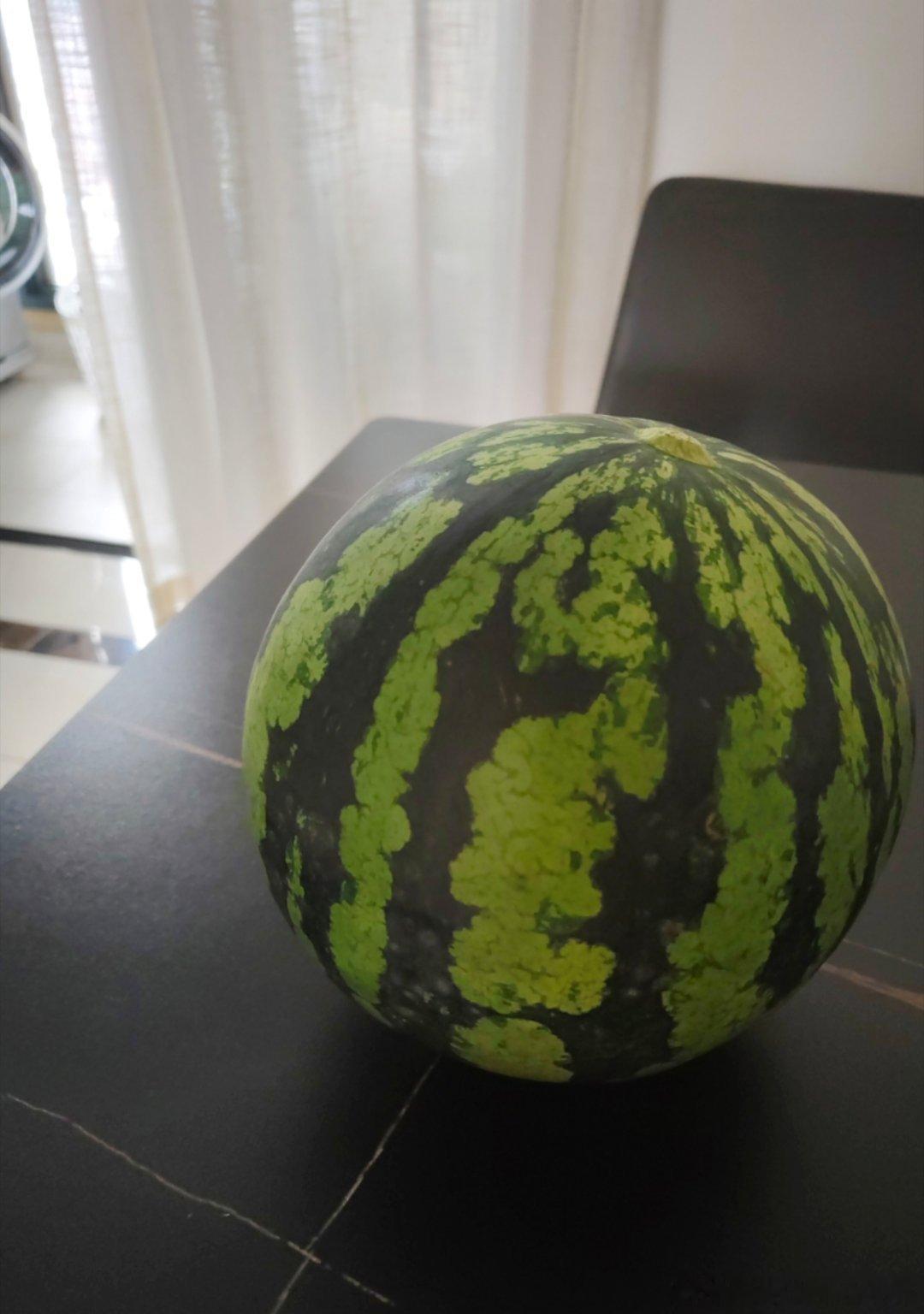 天气热🥵开个西瓜🍉吃  今天这个好甜西瓜大王非非要一起吃吗生活手记