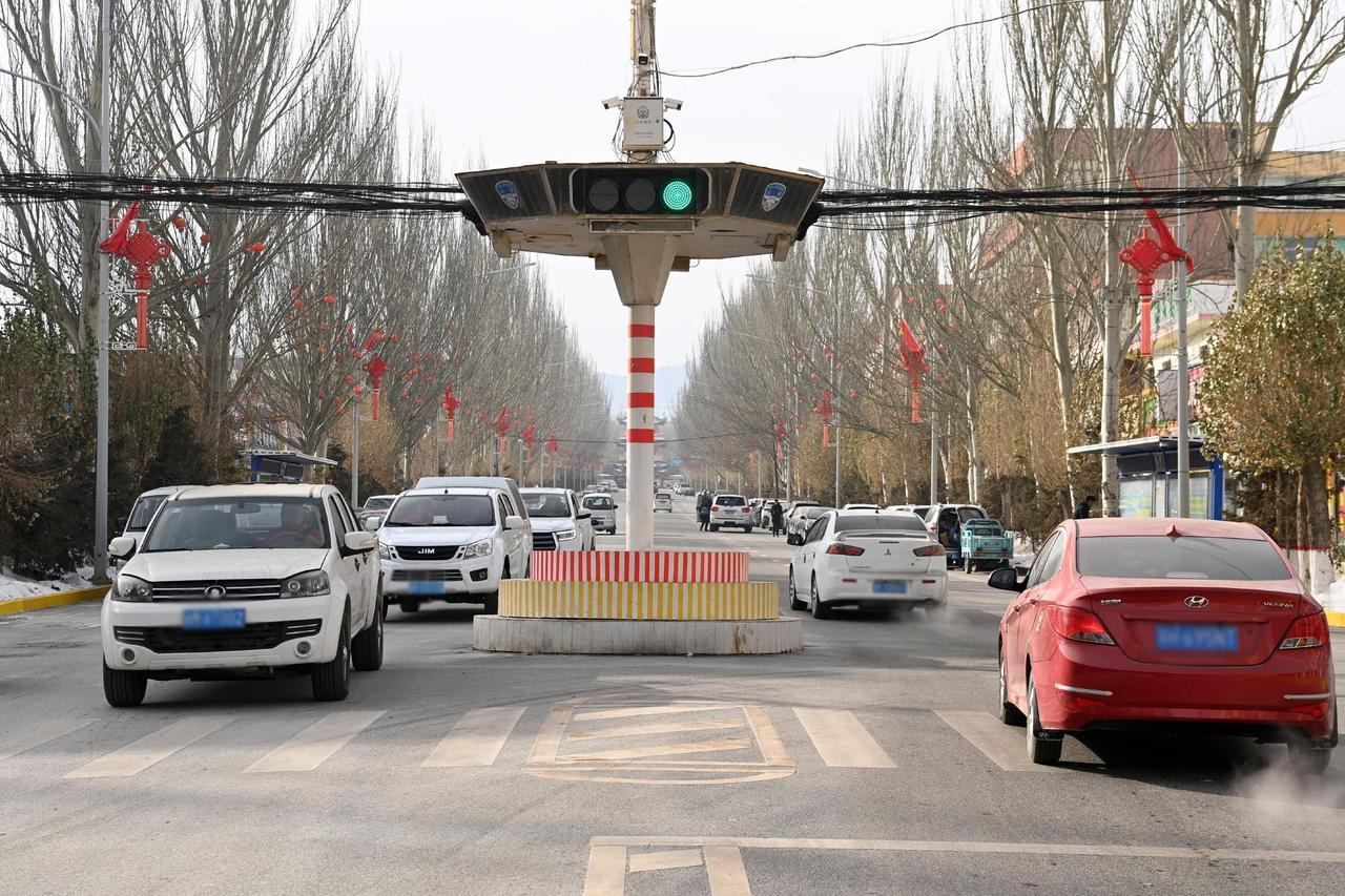 你能猜出来第一个交通岗亭是哪个年代的吗？

这种开放式岗亭应该是80年代开始流行