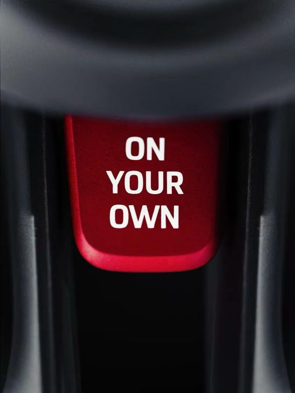 保时捷Mission S的“on your own”按钮，按下后会退出所有驾驶辅