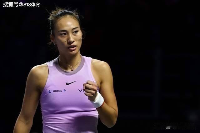 郑钦文网球圈没朋友李娜每个人不一样 没什么可做比较的
在网球场上，我们总是看到球