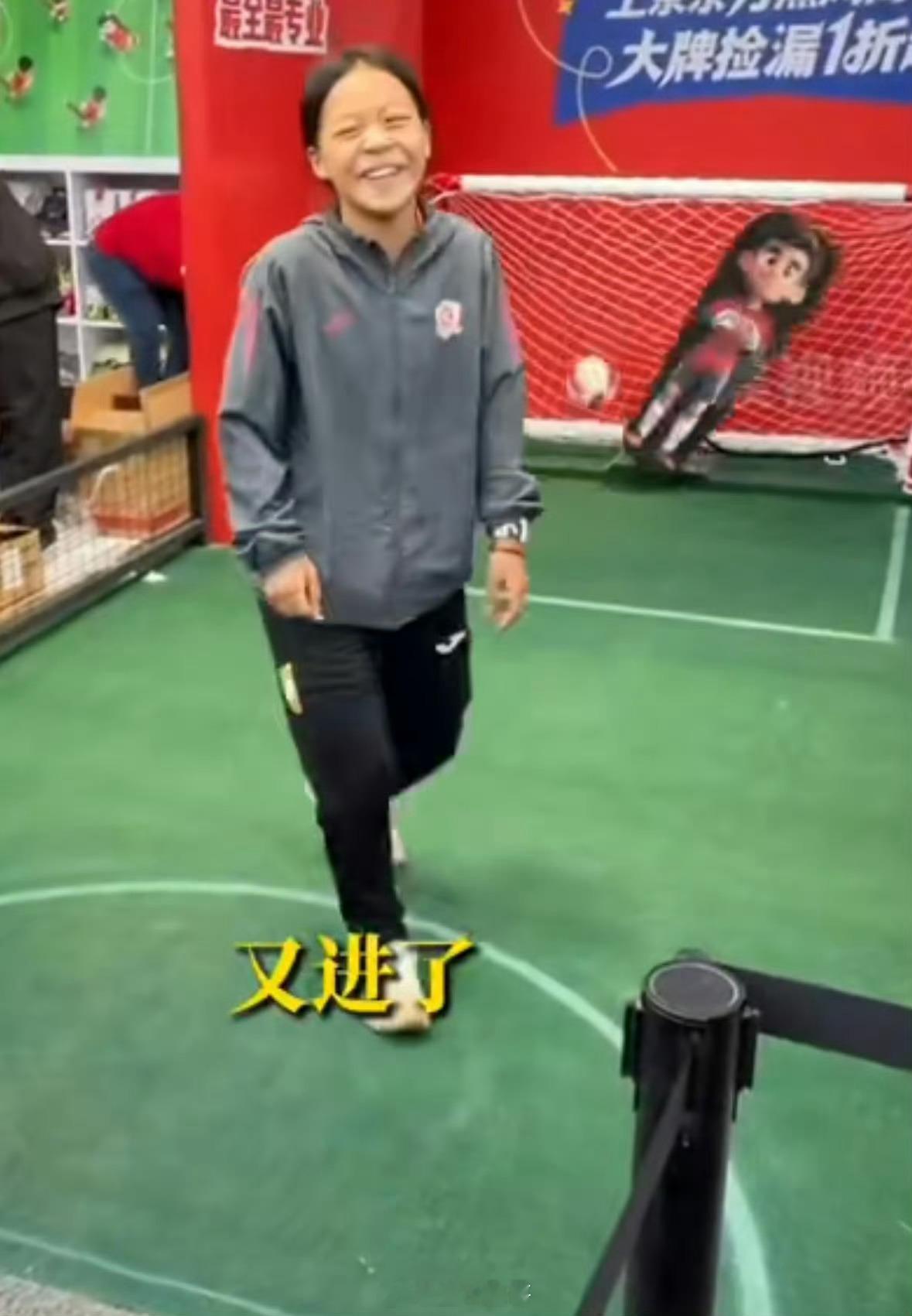 苏超决赛现场惊现机器人守门员这守门员是认真的吗，它能守得住球[允悲]苏超球迷说机