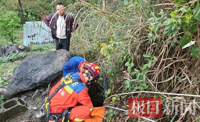 20米天坑夺命！建始农妇坠坑被困 20分钟极速生还
 20余米深的天坑，藏在菜园