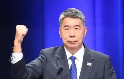 如果张亚中真有头脑有担当，就应该在关键时刻，退出竞选，把自己的选票都毫无保留地送