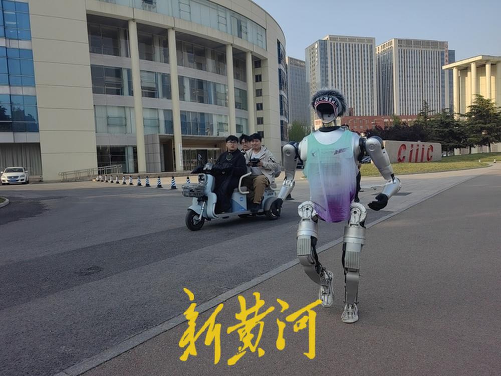 每天跑一个半马！济南造“行者泰山”备战2026人形机器人半程马拉松，目标：完赛且