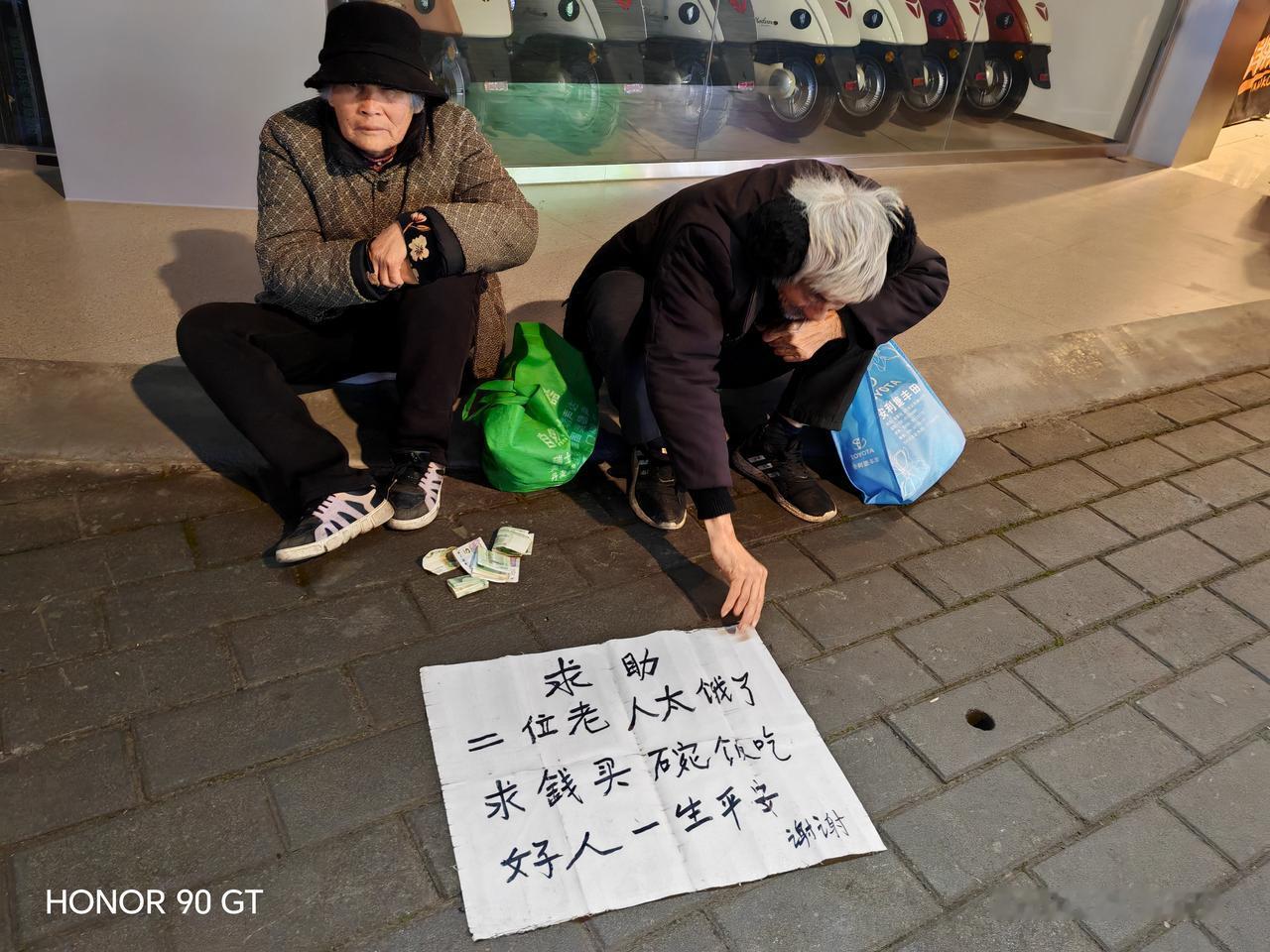 这社会到底咋啦，就像个让人捉摸不透的“变脸大师”！今儿晚饭后，我寻思着出去溜达溜