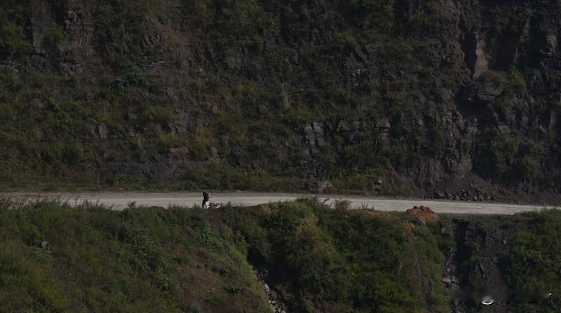 历经28天风雨兼程，徒步1400公里返乡的王苗终于推开家门。父亲早已在屋檐下翘首