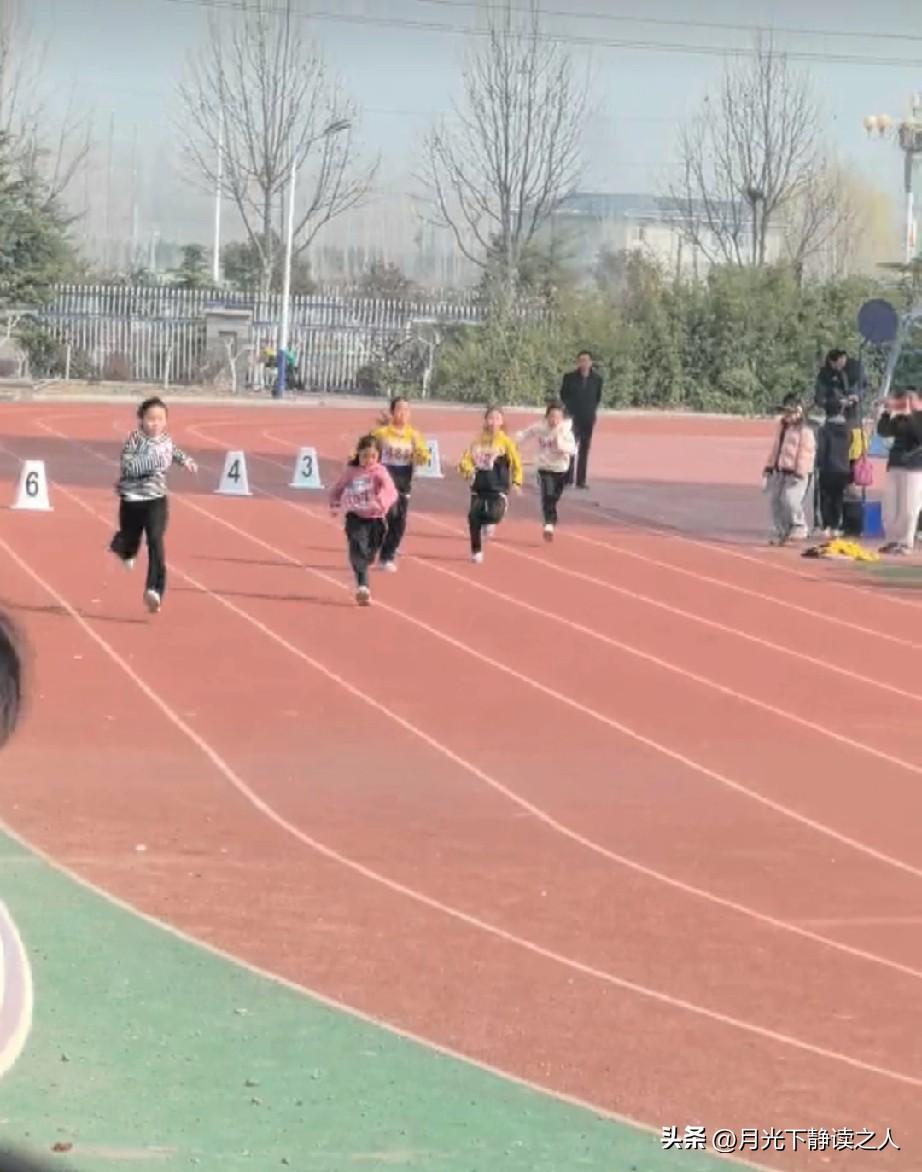 今天学校开运动会！

天气也格外给面子，阳光暖暖的，风也轻轻的。

一大早陪着女