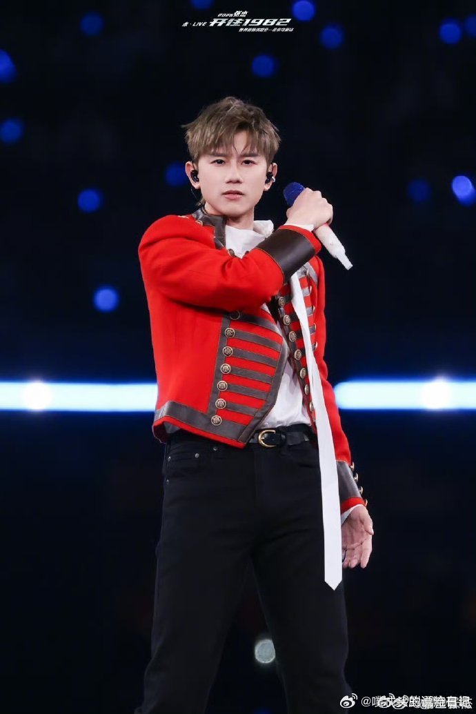 一个字概括张杰鸟巢演唱会唱功体能双巅峰，舞台掌控力碾压全场，从低音到高音无缝切换