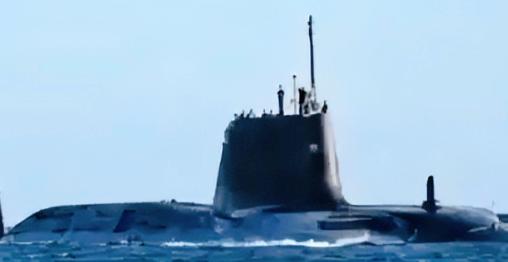 就这么悄悄就位了，英国没搞大张旗鼓的军演，没发高调的声明，就直接把自家顶尖核潜艇