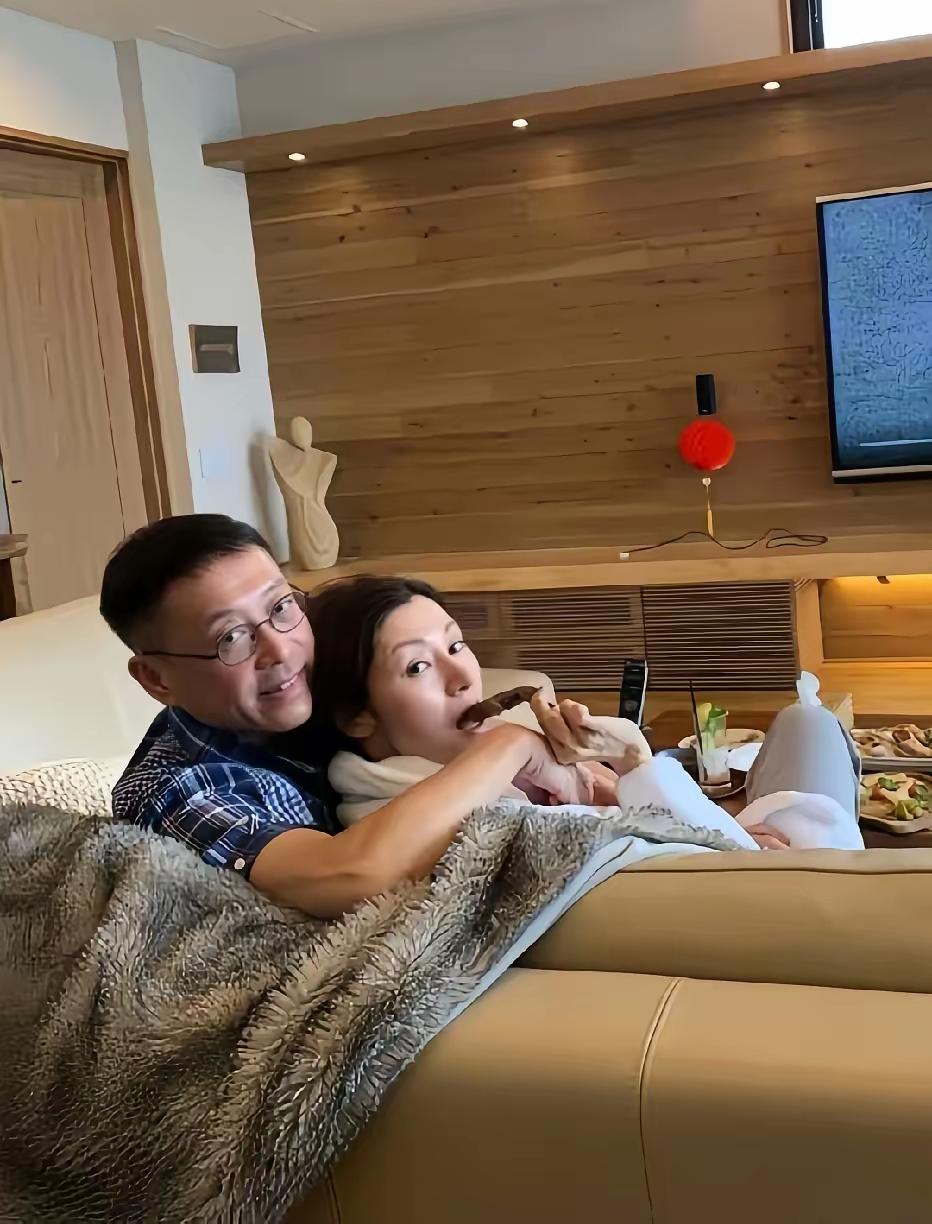 看到许晋亨与妻子李嘉欣在家休闲的看电视的一幕，想不到亿万富豪家木板也是杉木板，看
