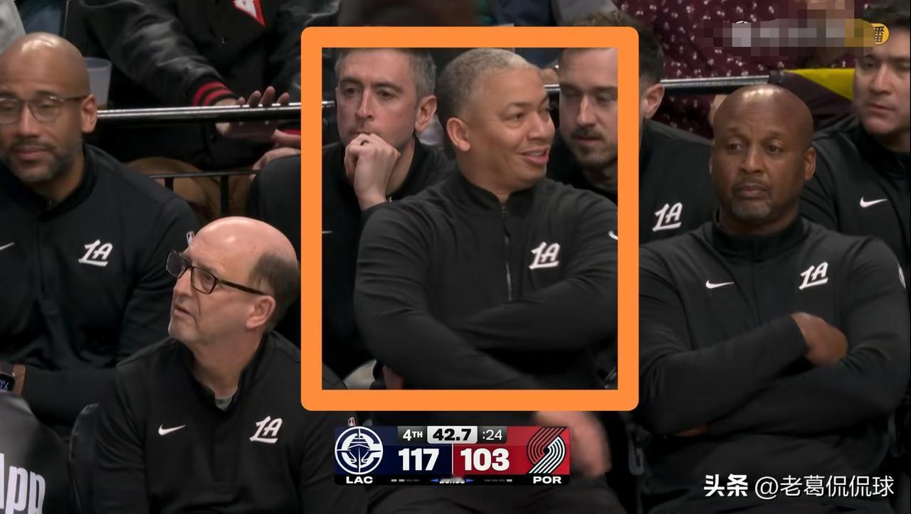 快船主帅泰伦-卢终于露出了欣慰的笑容！在今天快船客场挑战开拓者的比赛中，当时距离