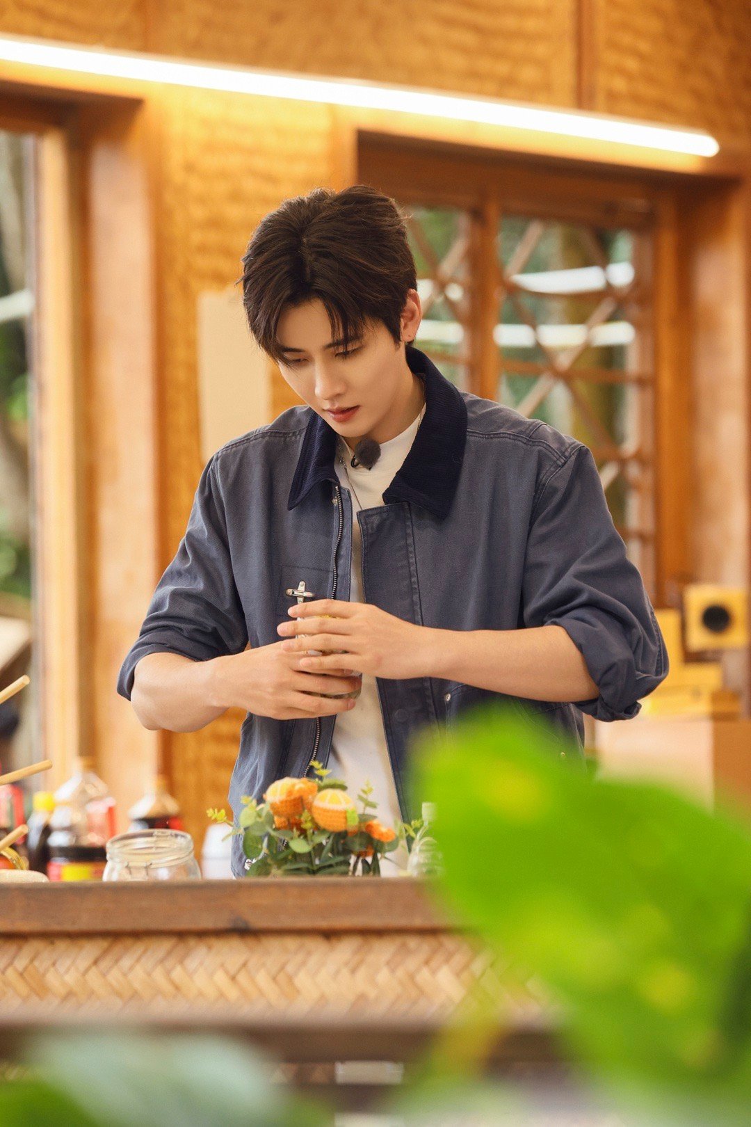 任豪是R1SE厨师长 帅炸！任豪化身R1SE专属厨师长，厨艺超能打，颠勺翻炒专业