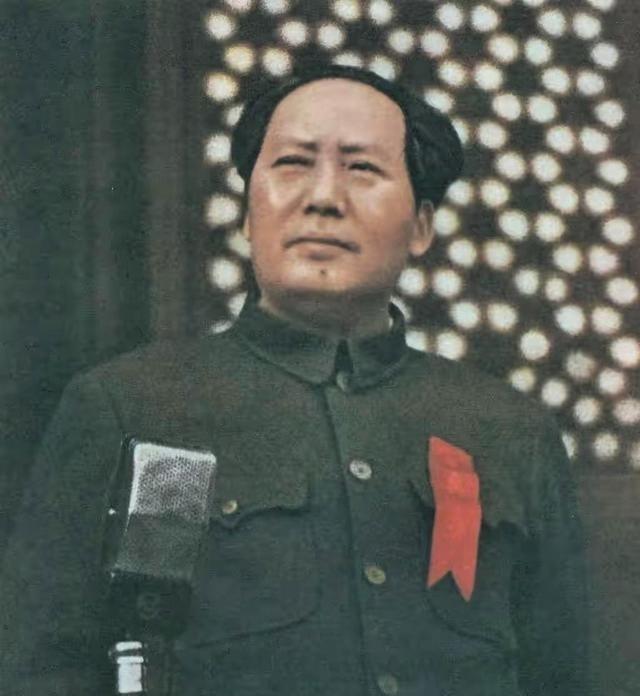 千万不能打美国！听听毛主席是怎么说的！千万不能打美国。当年抗美援朝时，很多人给毛