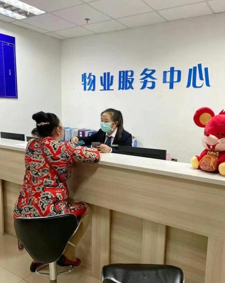 物业到底是服务还是管理，这是个值得探讨的话题。我觉得物业本质是服务。就拿小区卫生