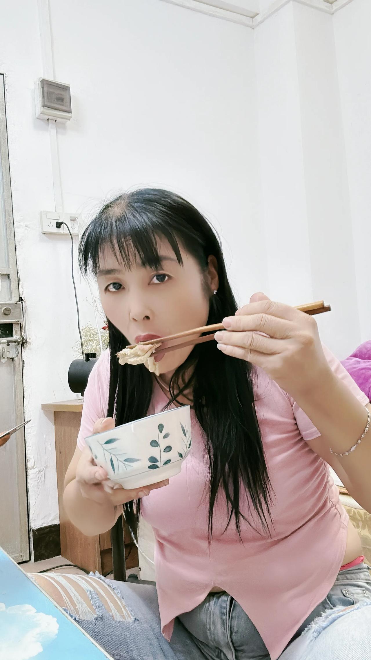 44岁离婚女人真的没人要了吗？
大家好我是个离婚8年的女人，至今还是单身，有人在