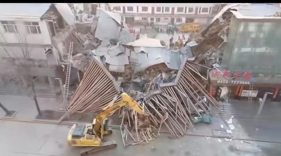 凌晨的巨响撕裂了小城的宁静，三层老旧商用楼轰然坍塌，9人被困废墟之下。
救援已超