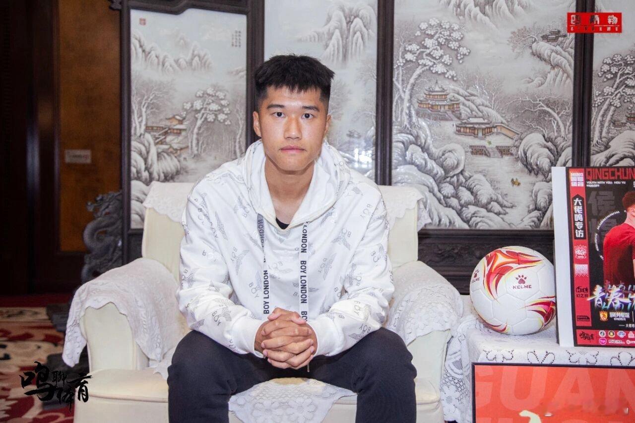 广东足球先生 恭喜候煜，实至名归，要论人气还得是小侯，破万票、过五成（半数）夺取