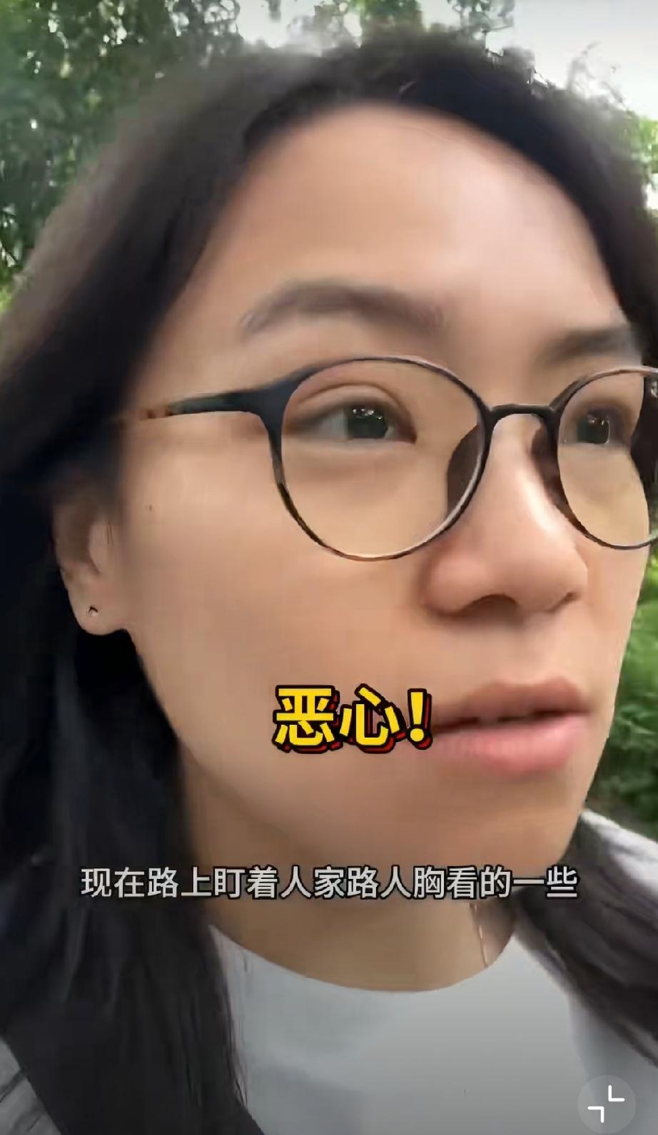 抱有被迫害式思维的极端女拳者，若没有留意旁人，又何以笃定对方一直在注视自己。对来