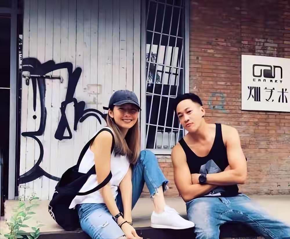 何润东的经历也是蛮奇特的，他父母都是香港人，在台湾经商，他在美国出生成长，青少年