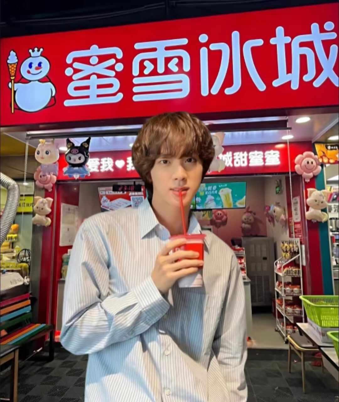 这是蜜雪新代言人吗？
金硕珍 一旦接受了这个设定
