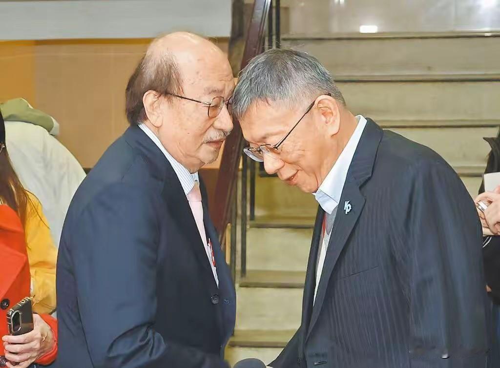 出狱的柯文哲急于恢复形象，为民众党争取利益，忙碌于蓝绿之间。他腆着个老脸，拿着