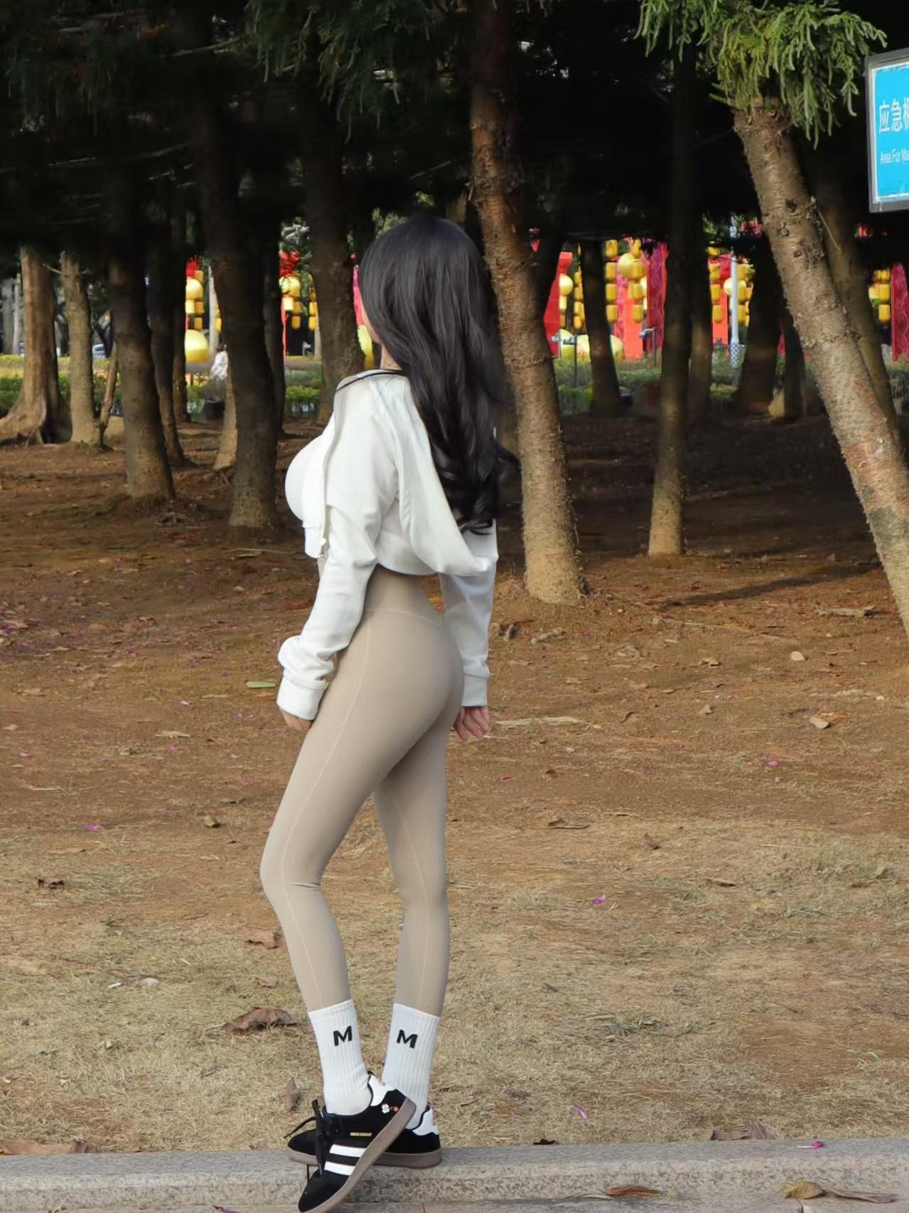 指尖触地，脊柱延展，瑜伽的美，是身体划出的温柔弧线，也是内心的从容不迫。