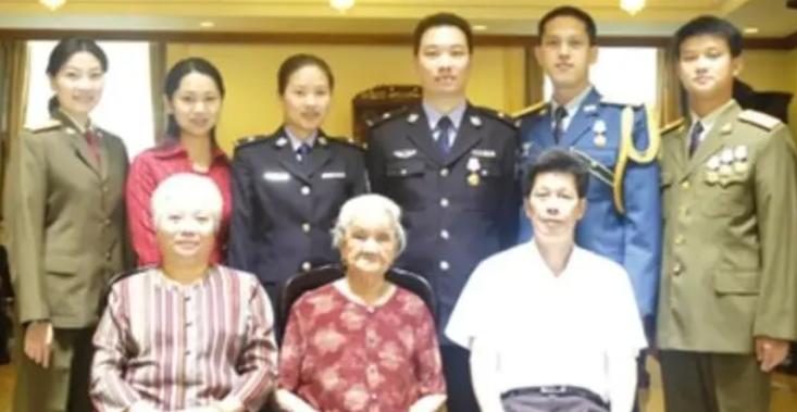 1995年广东一16岁女孩，身无分文在深圳街头流浪，一对中年夫妻见她可怜，便让女