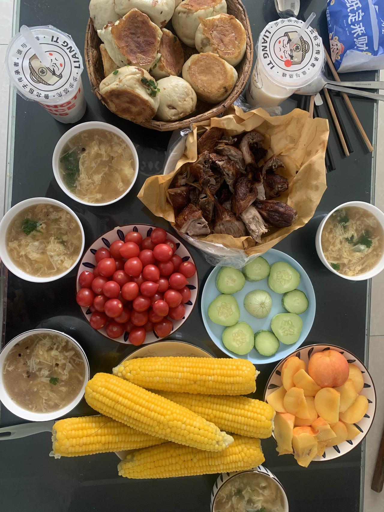 打卡我的午餐
因为下午要去北京，午饭吃的很简单：一只茶油鸭，一些玉米，水果，金针