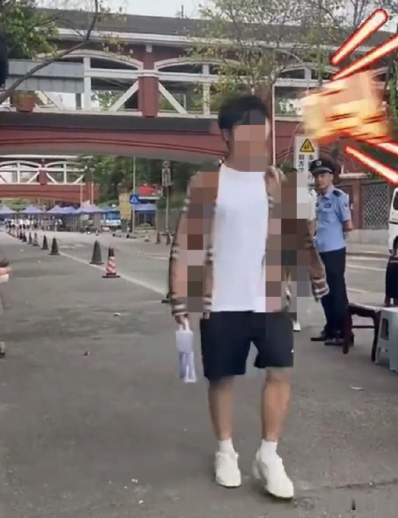 男生走出考场大喊了声妈，门口等着的家长齐回答“唉”。
一考生走出考场四周看了看，