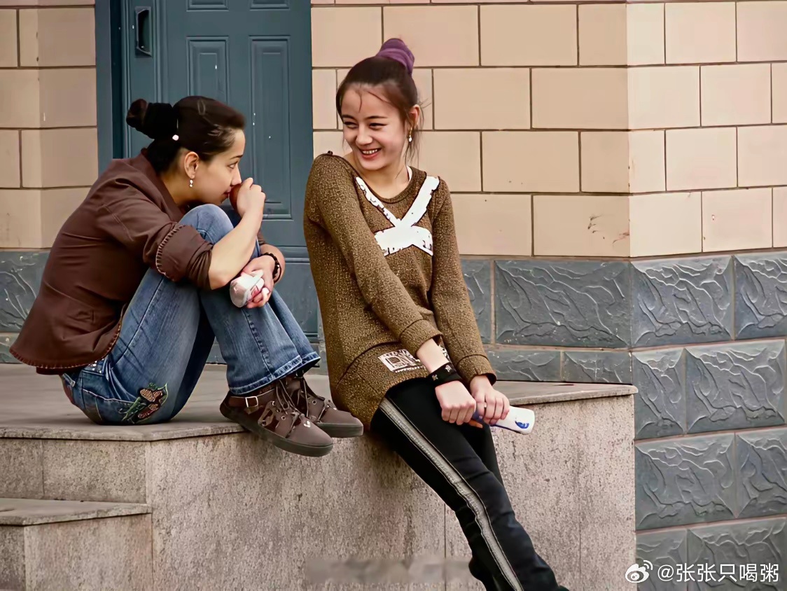 2007年新疆街边，15岁的迪丽热巴，好清纯呀！ 