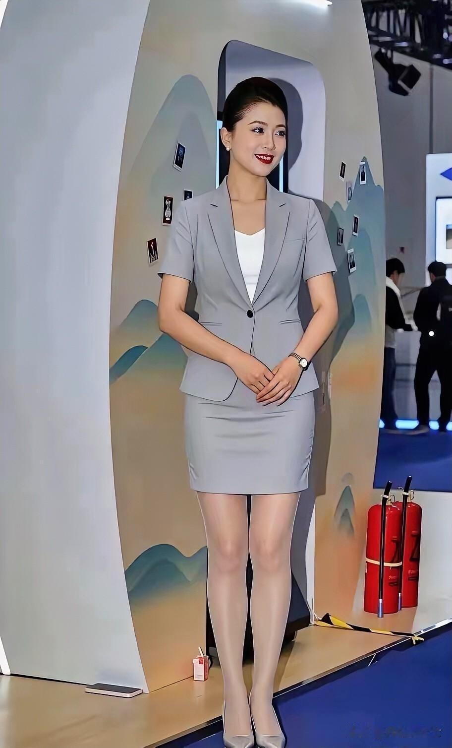 【一枕诗书·江城子~生存记】
文/开心吴

晓星未落已离床，绿薄冰，碾晨光。重担