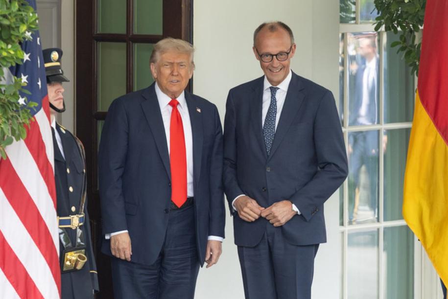 美德闹翻？默茨怒批美战略“不可接受”，硬刚：欧洲民主不用美国救
 
12月9日，