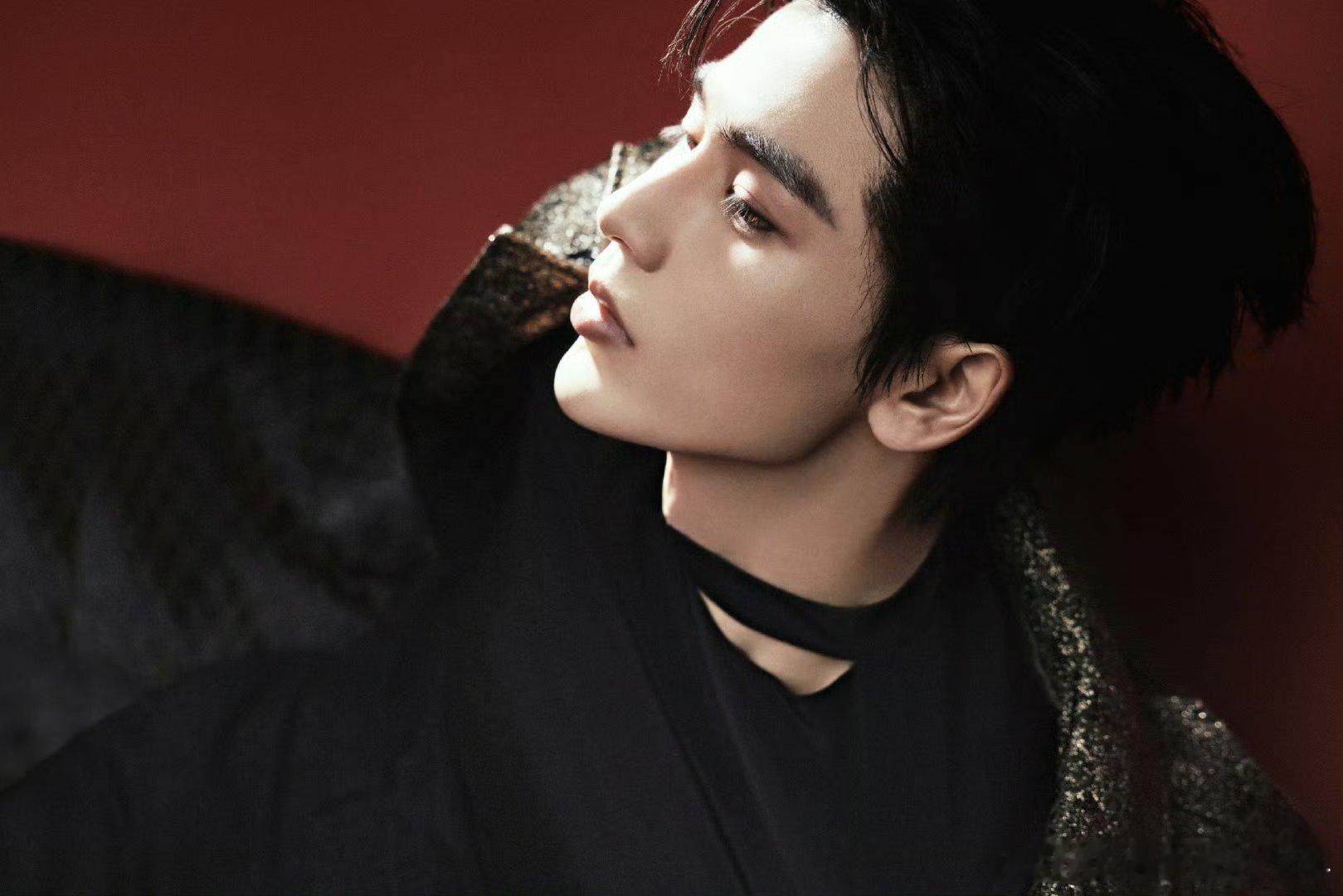 张凌赫gucci品牌活动造型出图，极致权威的一张脸，一场商务活动出发图直接拍成顶