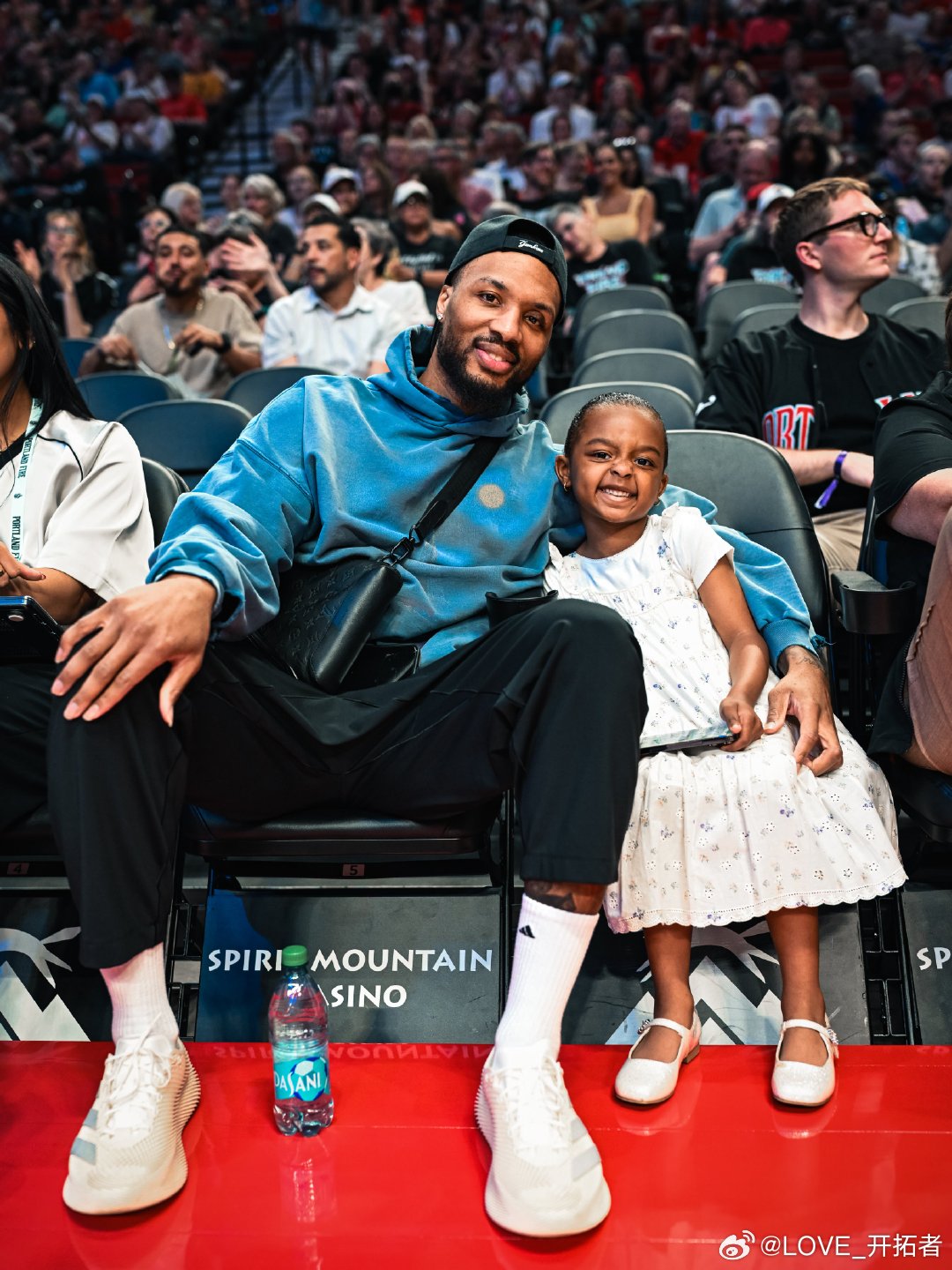 利指导带着宝贝闺女，现场助阵波特兰火焰本赛季首个主场比赛！NBA