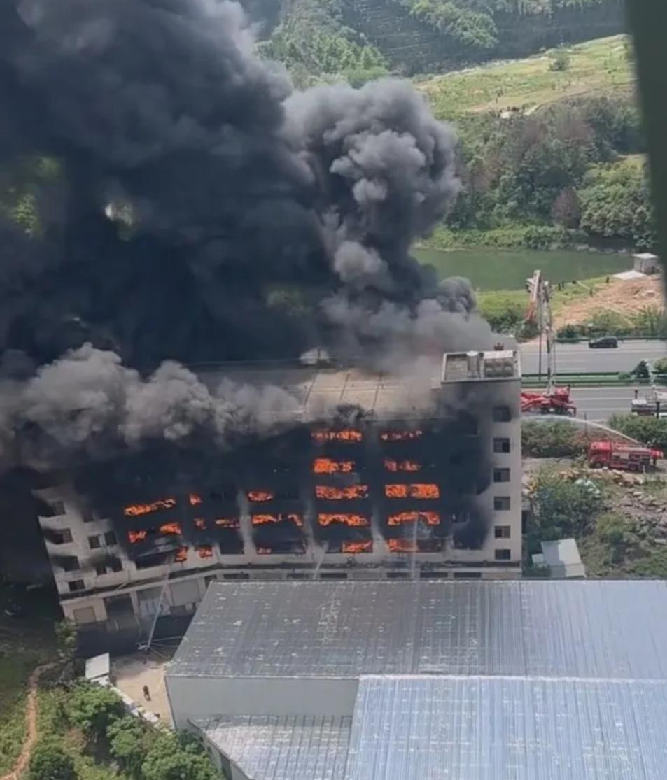 浙江金华一仓库突发火灾
4月20日上午，浙江金华东阳市白云街道南环路一仓库发生火