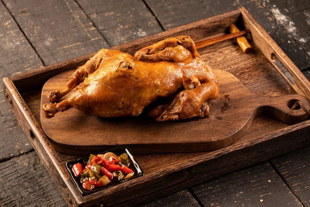 #熏鸡事变里的熏鸡好吃吗##熏鸡和烧鸡扒鸡有什么区别#【烧鸡：绿皮车上的“恋恋风