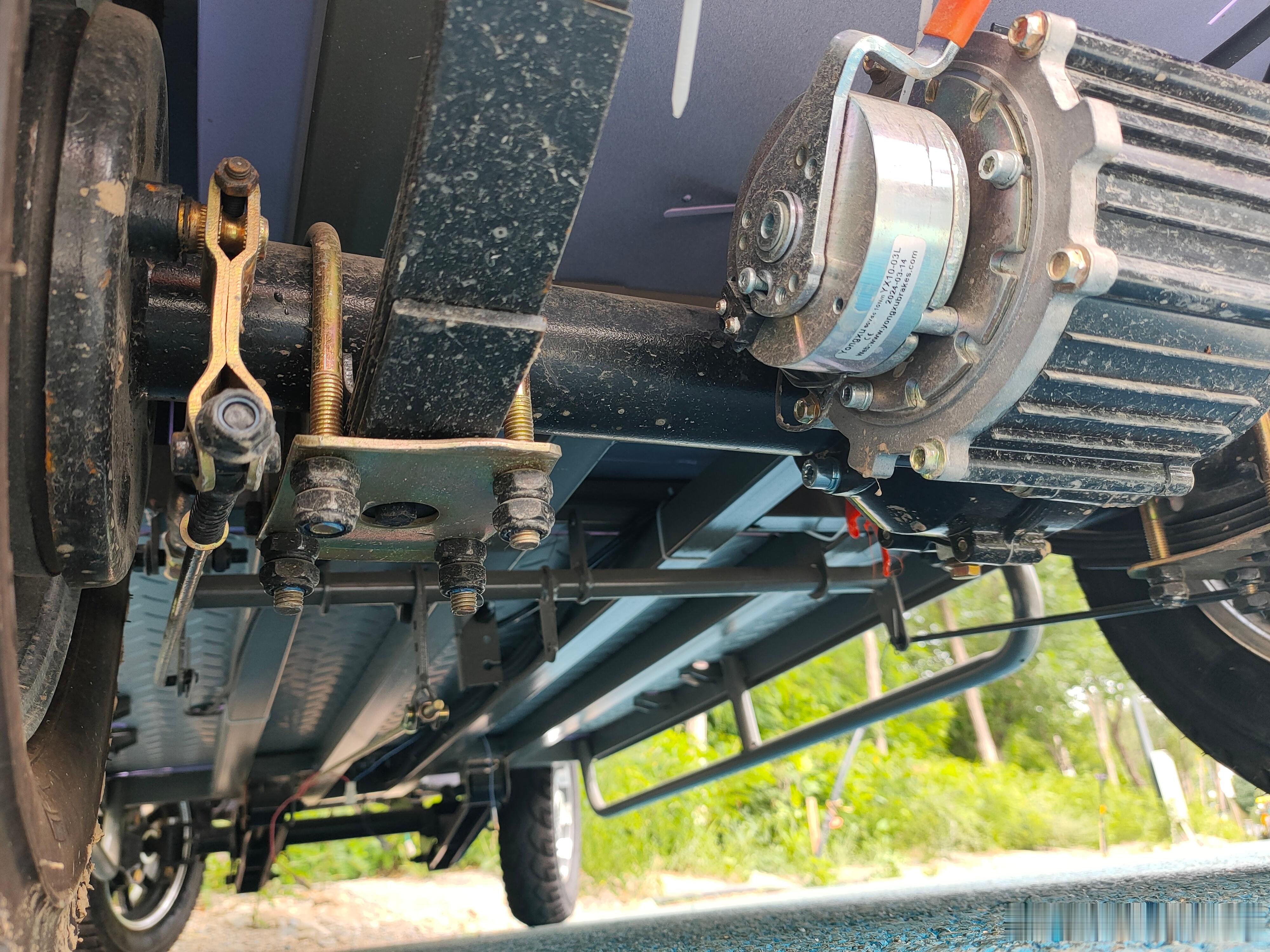 公园游览车。前后整体桥。转向机两个拉杆只用一个。。