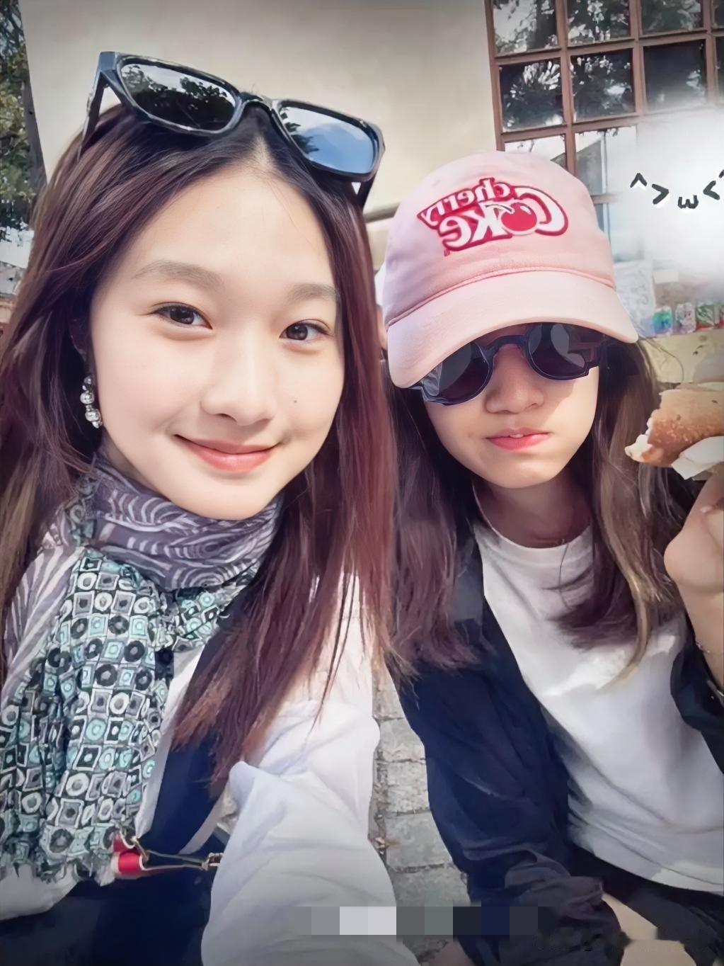 文章与马伊琍的大女儿文君竹在社交平台晒出和妹妹的出游合影，引发全网热议。17岁的