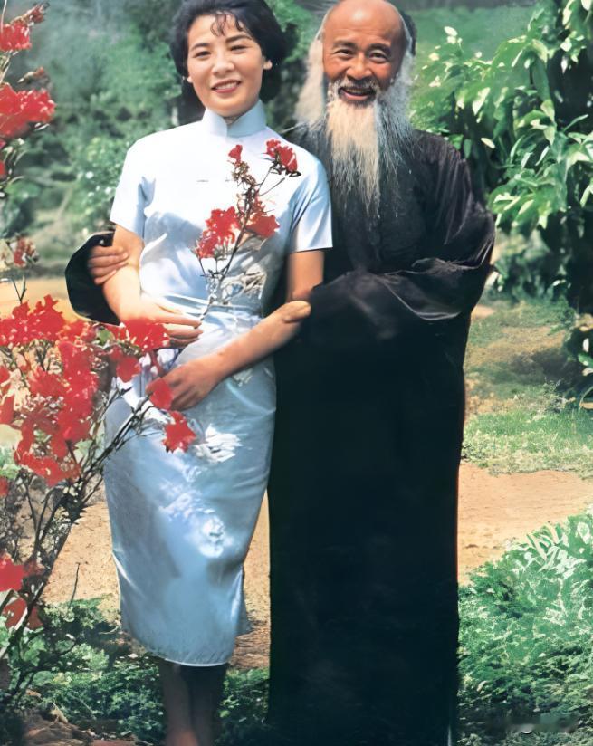 [微笑]1922年，15岁的黄凝素嫁给大画家张大千，陪伴丈夫二十多年，生了8个孩