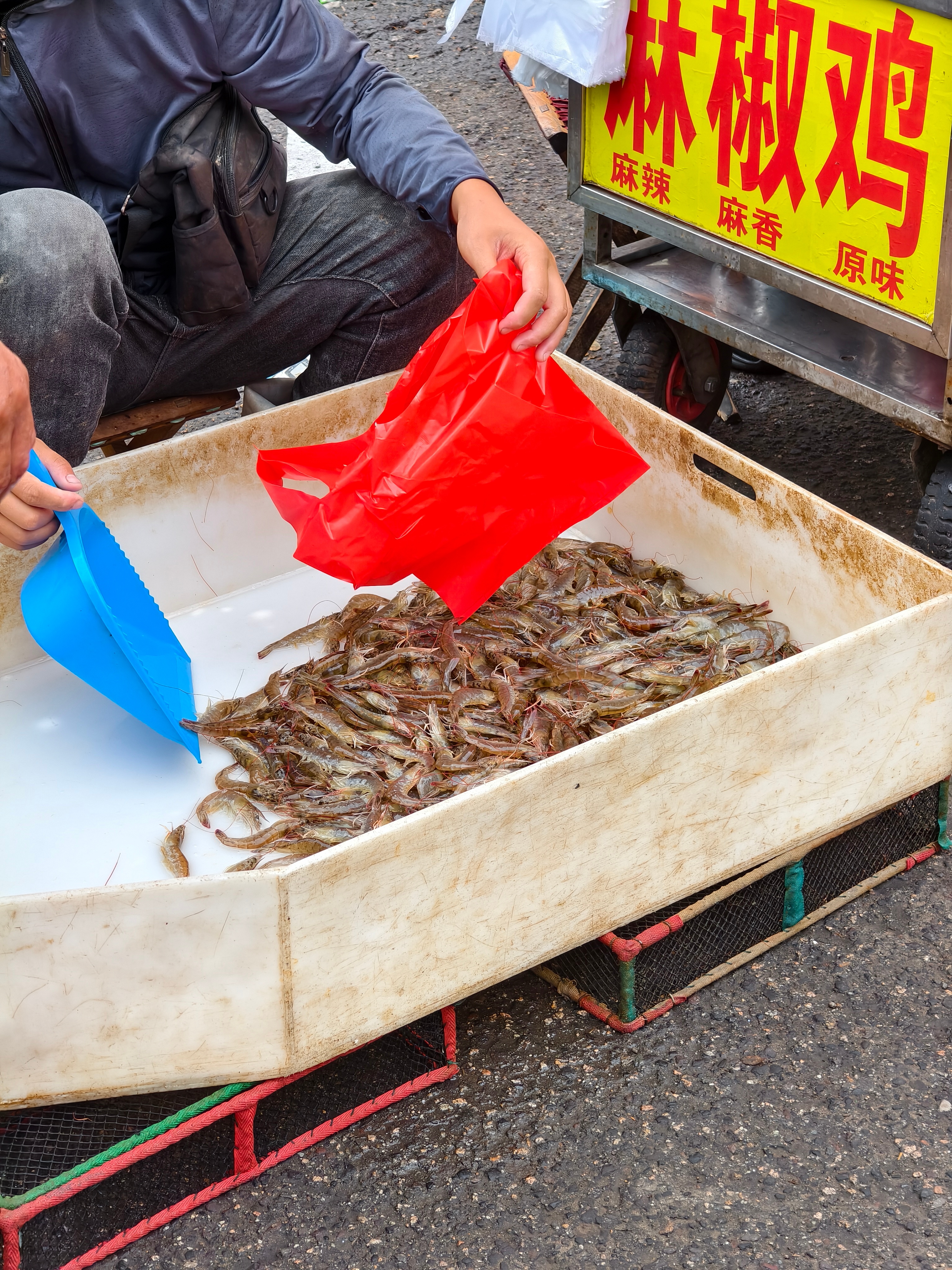 出门赶个集，这虾，个头不大，竟然只卖13块钱一斤，什么道道这里边？[思考] ​​