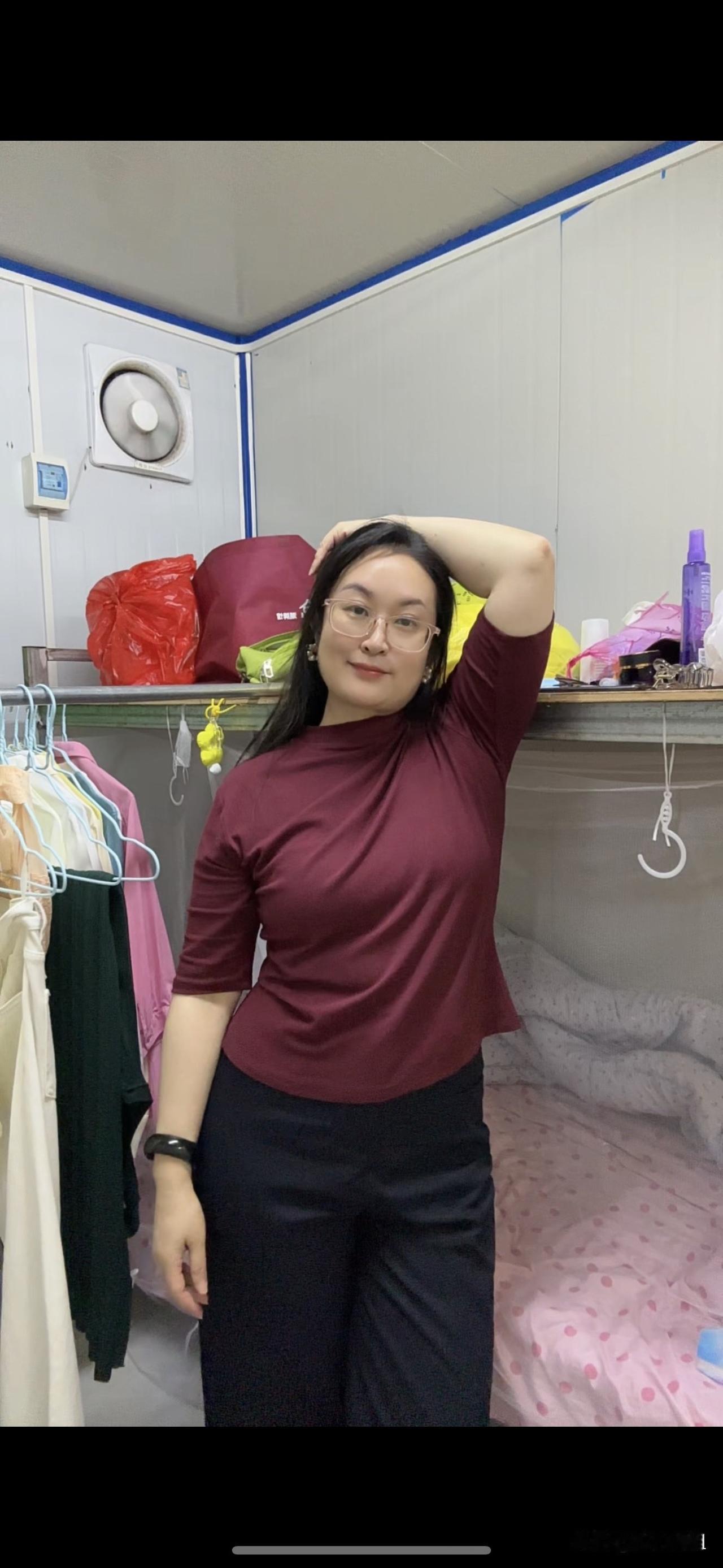 从楼梯滚下来了[笑哭]。
今天早上七点钟起床下楼洗漱，结果走了几步楼梯就突然踩到